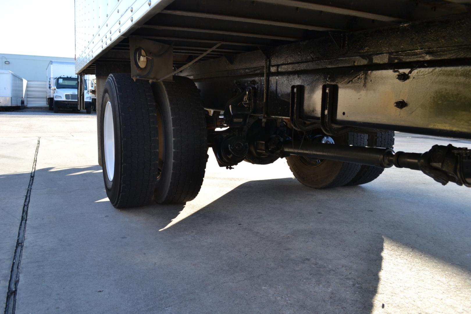 2015 WHITE /GRAY FREIGHTLINER M2-106 with an CUMMINS ISB 6.7L 220HP engine, ALLISON 2100HS AUTOMATIC transmission, located at 9172 North Fwy, Houston, TX, 77037, (713) 910-6868, 29.887470, -95.411903 - Photo#7